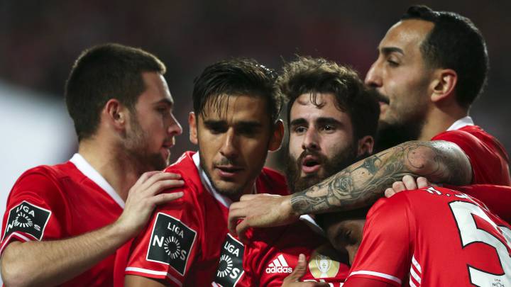 Benfica vence al Chaves con Raúl Jiménez en la banca. Con dos goles del griego Kostas Mitroglou y otro de Rafa Silva, Las Águilas se mantienen líder