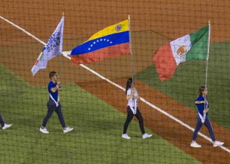 Abanderada se desmaya durante ceremonia del WBC2017