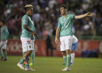 Mauro Boselli se disculpa por su gol con la mano