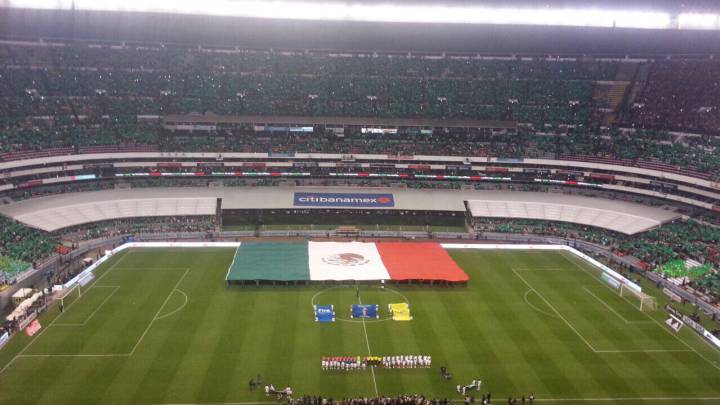 El ejército mexicano desplegó una bandera tricolor gigante durante el protocolo de los himnos; la afición pintó el estadio de verde con un mosaico.
