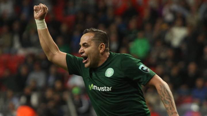 Copa de Leyendas: Daniel Osorno pide matrimonio en Copa de Leyendas. Aprovechó el medio tiempo del partido para pedir matrimonio a su novia.