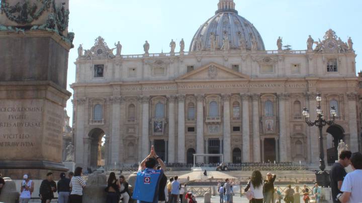 Aficionado va al Vaticano y pide ayuda divina por el Cruz Azul