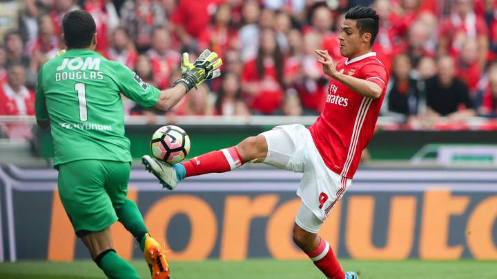 Raúl Jiménez tentado por el West Ham de Inglaterra