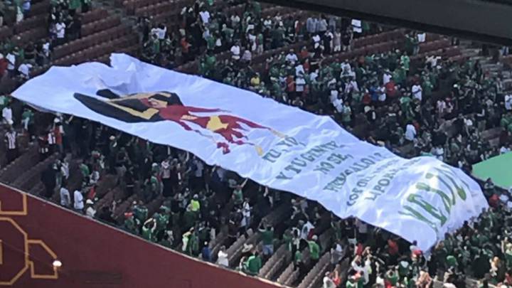 Fanáticos piden a Chicharito que juegue en Los Angeles FC. Los asistentes al juego entre México y Croacia presentaron una manta para que llegue Hernández