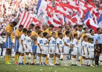 Un minuto de aplausos en el Estadio Chivas por Manchester