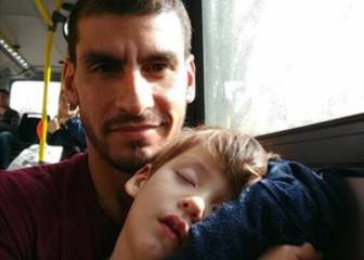 Nahuel Guzmán viaja en transporte público con su hijo