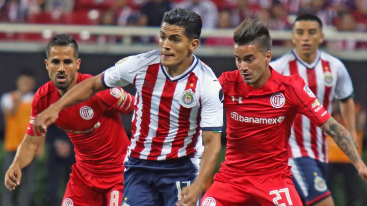 Chivas y Toluca empatan sin goles en su primer juego de Liga MX. En los últimos minutos, los rojiblancos tuvieron un hombre de más sobre el campo