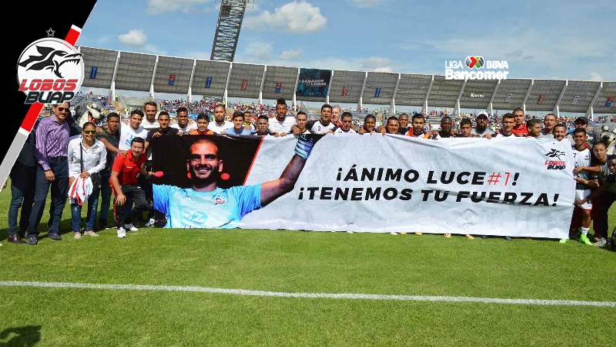 Lobos BUAP lució manta en apoyo a su portero Lucero Álvarez. Previo a su juego contra Pachuca, mandaron un mensaje de aliento a su guardameta uruguayo