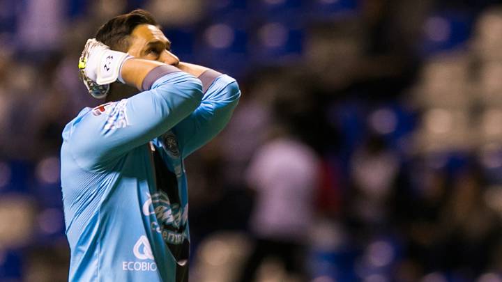 Chivas vs Puebla: La Franja olvida a Moisés Muñoz en el aeropuerto de Guadalajara. No se percató que el arquero mexicano no estaba en el autobús.