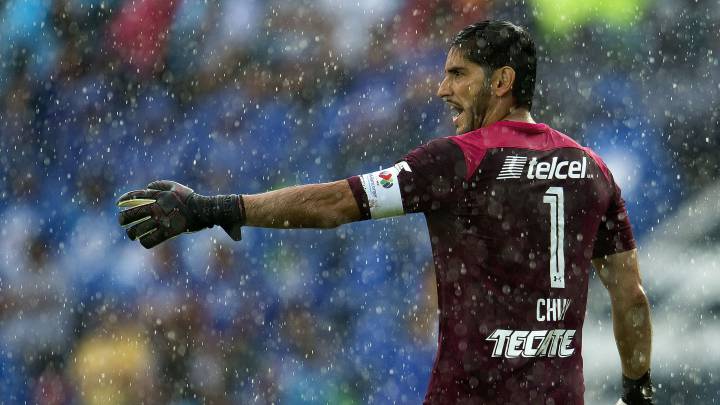 Avión de Cruz Azul dejó a Jesús Corona por firmar autógrafos. El portero celeste no pudo viajar con el resto de sus compañeros debido a que se demoró.