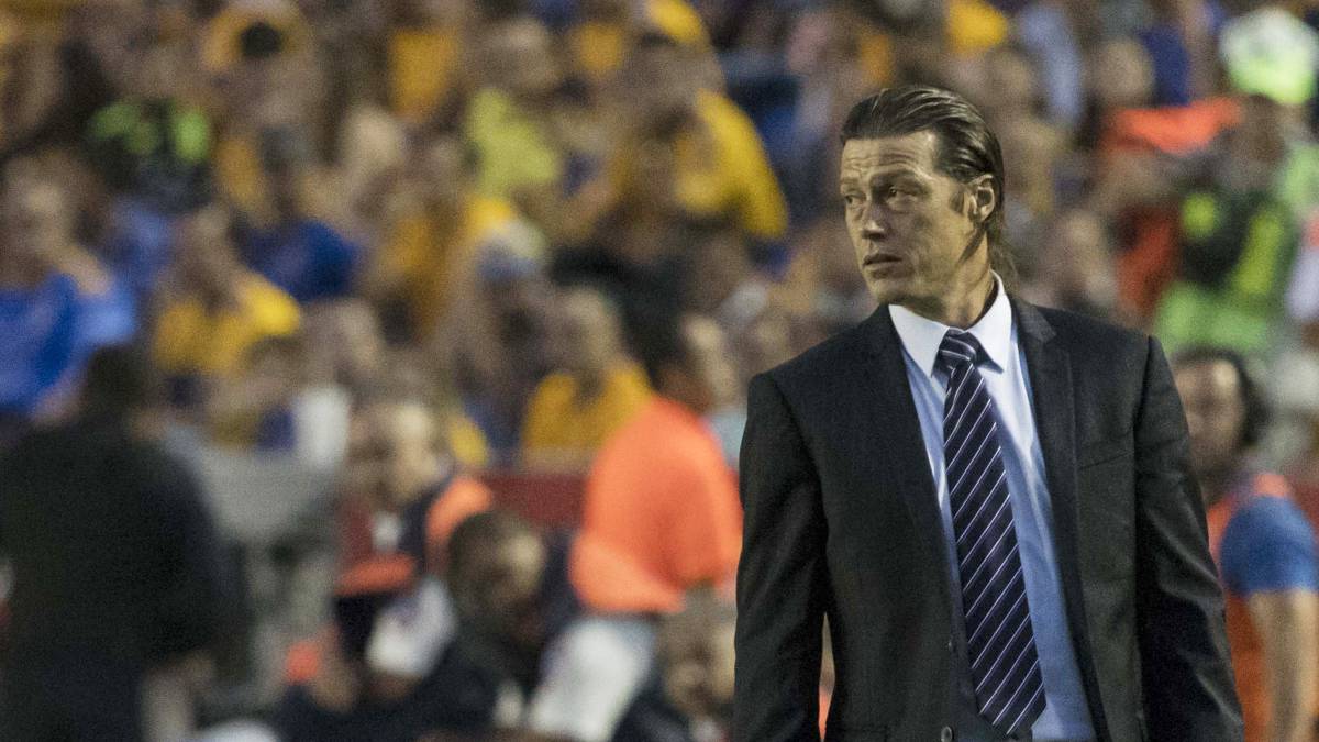 Almeyda asegura que no era penal y confirma baja de Pulido