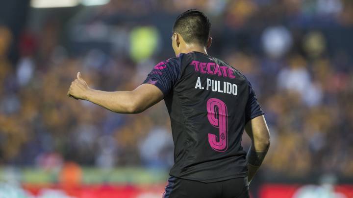 Alan Pulido exige a Eduardo Vargas una disculpa