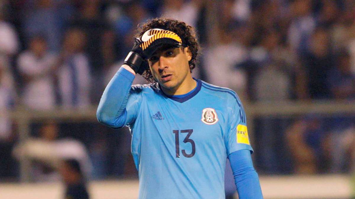 El increíble autogol de Memo Ochoa en la derrota de México. El portero mexicano protagonizó uno de los momentos más cómicos de las eliminatorias.
