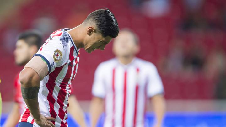 Alan Pulido se disculpó con jugadores de Chivas por su accidente. Jair Pereira, uno de los referentes en el plantel, lo reveló en conferencia de prensa