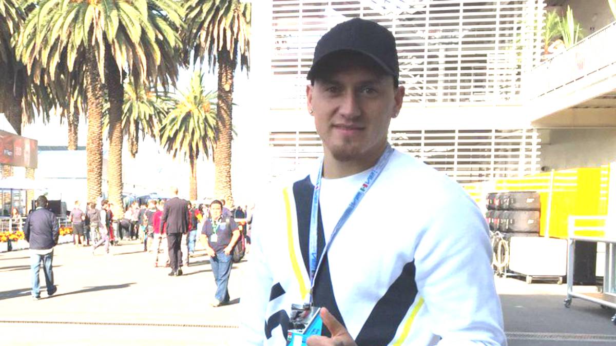 Nicolás Castillo deja atrás la expulsión con Pumas y acude al Gran Premio de México de Formula 1. Apareció para las clasificatorias en la Ciudad de México