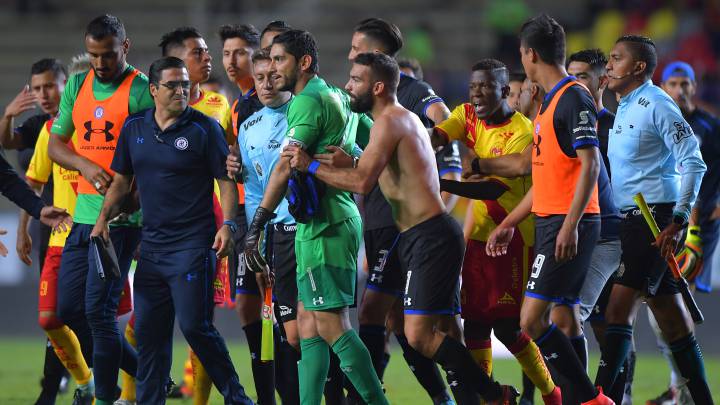Monarcas y Cruz Azul se quedaron cerca de la bronca