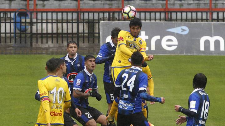 El mexicano Iván Ochoa mantiene vivo a Everton peleando el título chileno