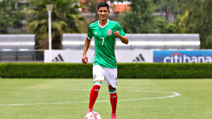 Antuna: “Sólo me veía jugando con Chicharito y Vela en el Play”
