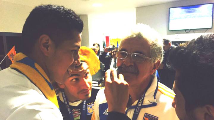 Ricardo ‘Tuca’ Ferretti continúa con su cábala y se rasura el bigote. Es su cuarto título con Tigres y la cuarta ocasión que mantiene la cábala