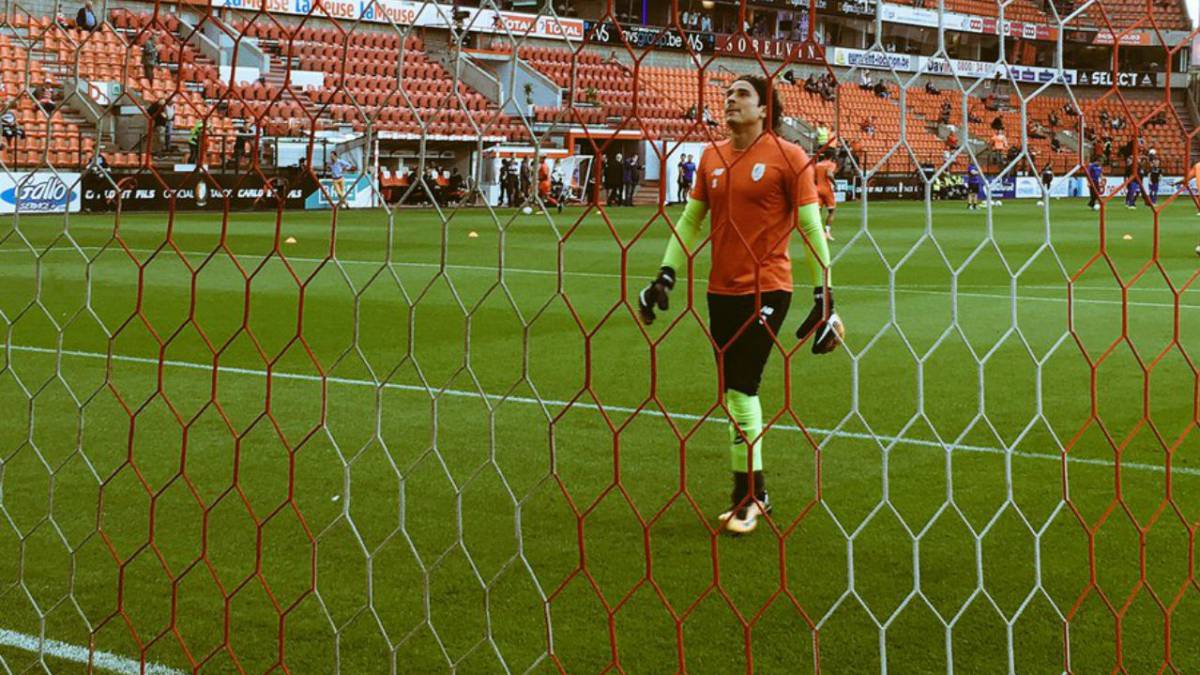 Triste noche para Guillermo Ochoa, El Standard Lieja cae de último minuto
