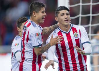 Alan Pulido sí viaja con Chivas, Pereira está descartado de nuevo