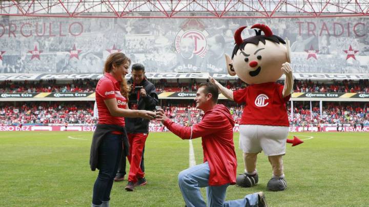 Aficionado de Toluca pide matrimonio en el estadio