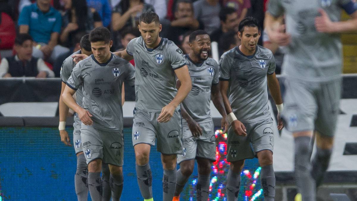 Los jugadores de Monterrey celebran el penal de Nicolás Sánchez que les dio el triunfo ante Atlas.
