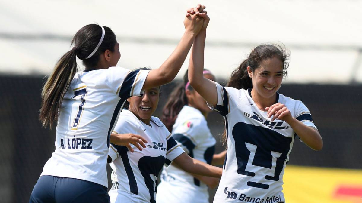 Paola López y Karen López celebran el gol del triunfo de Pumas 3-0 ante Cruz Azul en la jornada 8 de la Liga MX Femenil Clausura 2018.