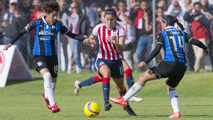 Norma Duarte conduce el balón entre dos jugadoras de Querétaro
