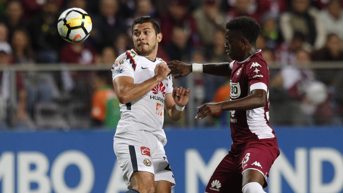 Henry Martín disputando un balón en el duelo entre Saprissa y América.