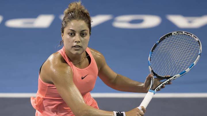 Renata Zarazúa sube a la red para llevarse el punto en el Abierto Mexicano de Tenis