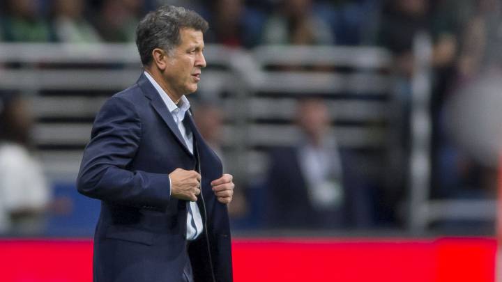 Juan Carlos Osorio observa las acciones en el partido entre México vs Bosnia
