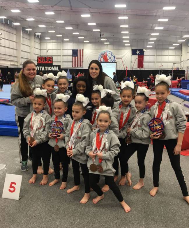 Simone Biles con Balbina Canavati y sus compañeras