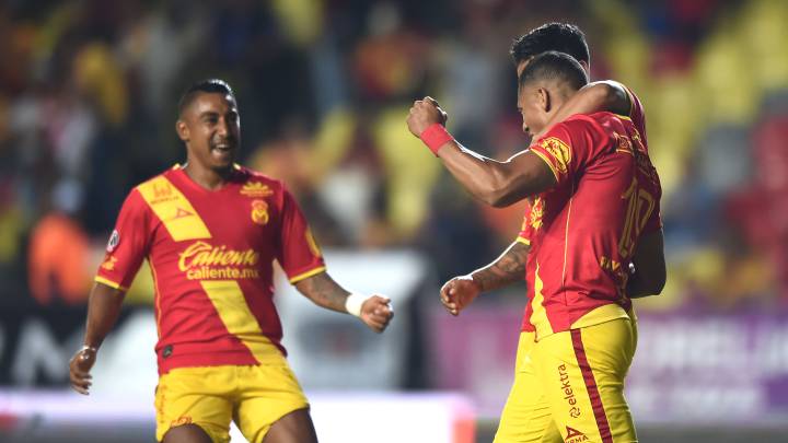 Ray Sandoval y Raúl Ruidíaz ceñebran un gol en el triunfo de Morelia 2-0 ante Veracruz en la jornada 11 del Clausura 2018