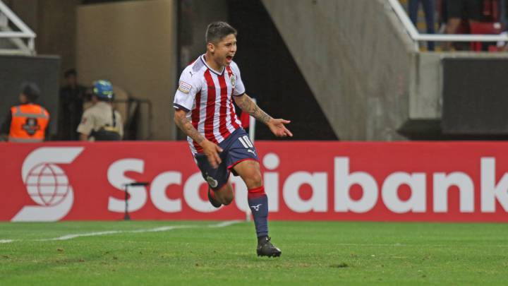 Javier Eduardo López celebra su gol con Chivas en la Liga de Campeones de Concacaf