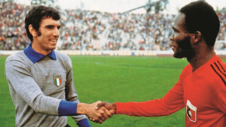 Dino Zoff felicita a Emmanuel Manno Sanno tras el partido entre Italia y Haití en el Mundial de 1974