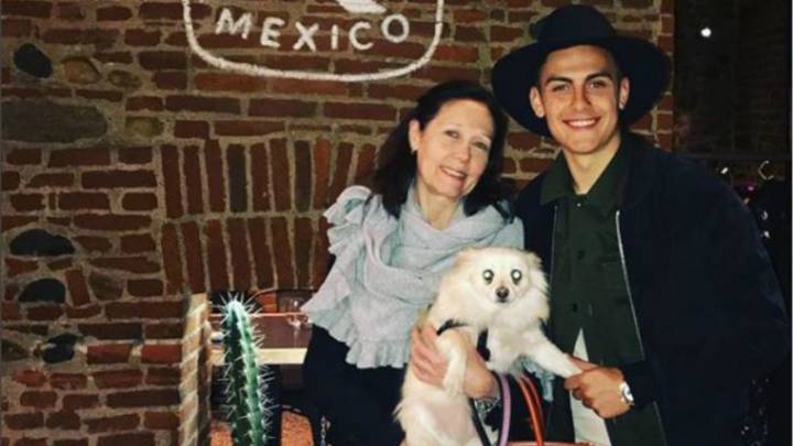 Paulo Dybala con compañía en un restaurante mexicano.