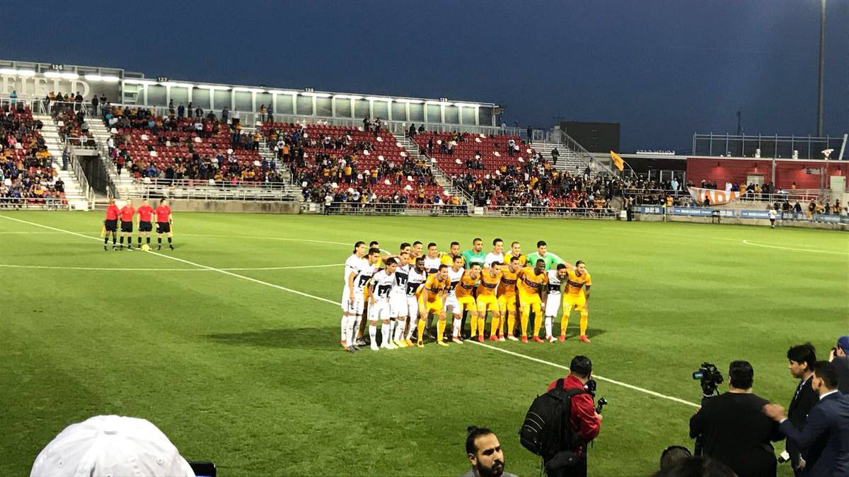 Los equipos de Pumas y Tigres previo a un partido amistoso en Texas.