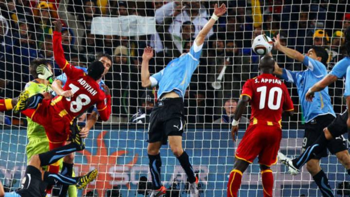 Momento en el que Luis Suárez mete la mano ante Ghana.