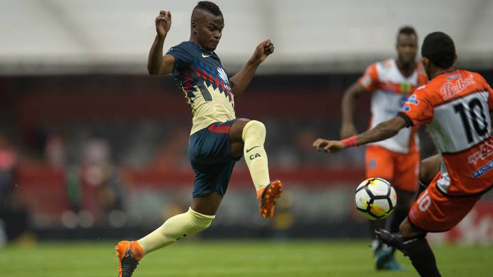 Darwin Quintero disputa un balón en el Estadio Azteca.