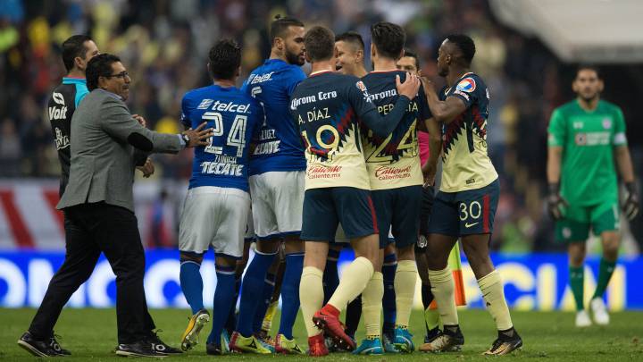 Jugadores de América y Cruz Azul se hacen de palabras en el Estadio Azteca.