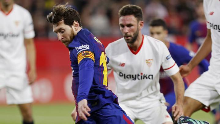 Lionel Messi dispara ante la mirada de Miguel Layún
