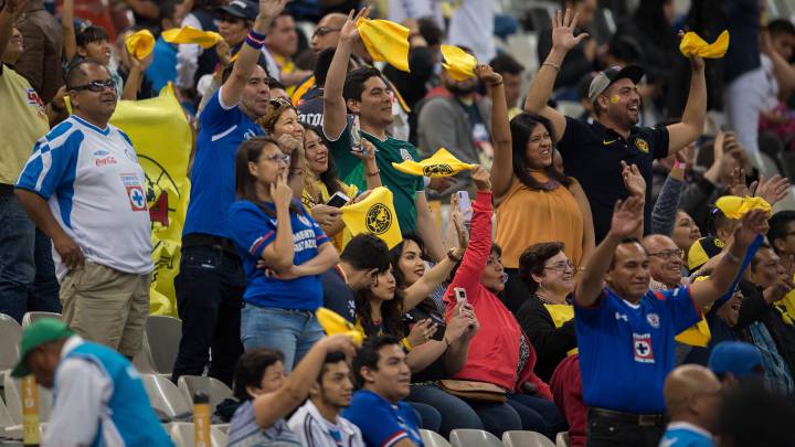 Aficionados en el Estadio Azteca