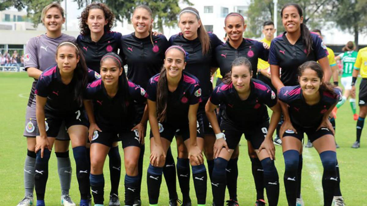 Las Chivas femenil posan para una foto antes de un partido.