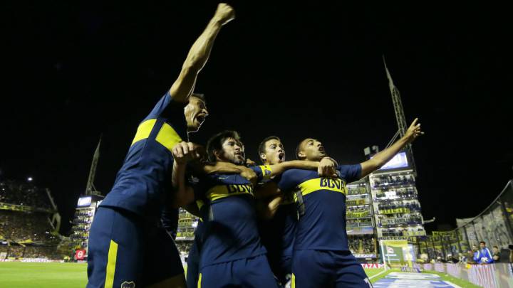 Jugadores de Boca Juniors celebran un gol.