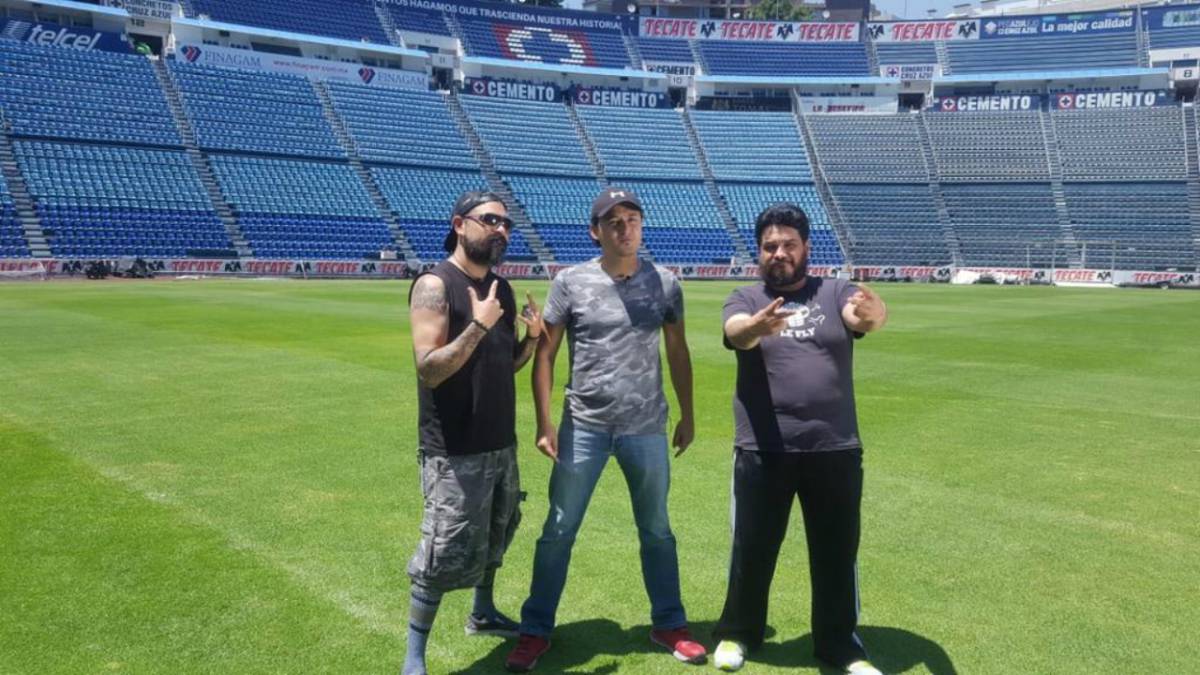 Integrantes de Panteón Rococó en el Estadio Azul.