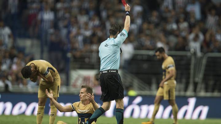 Monterrey vence a Pumas con polémicas arbitrales