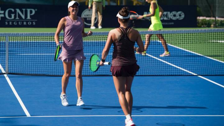 Giuliana Olmos celebra con su compañera Desirae Krawczyk.