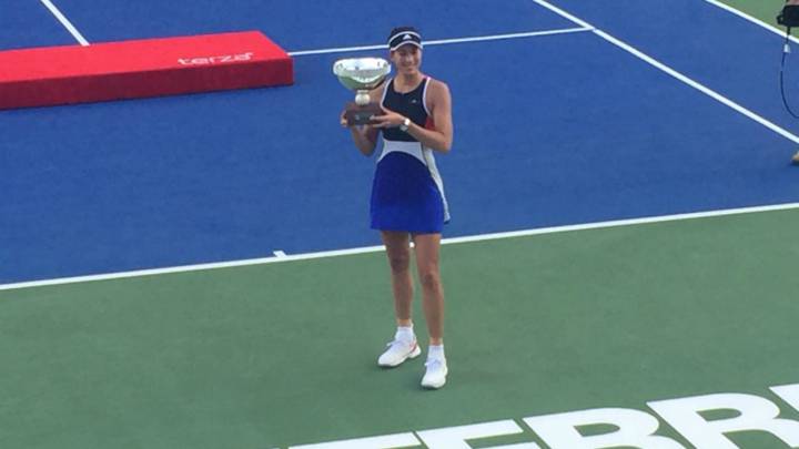 Garbiñe Muguruza posa con su trofeo del Abierto de Monterrey 2018.