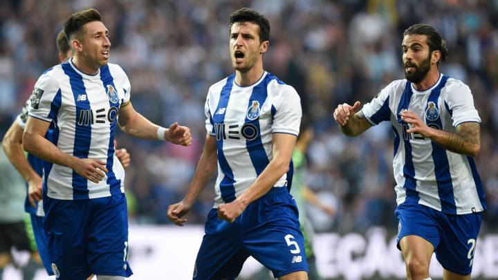 Iván Marcano celebra con Héctor Herrera y Sergio Oliveira un gol con el Porto en la goleada 5-1 ante el Vitoria Setubal.